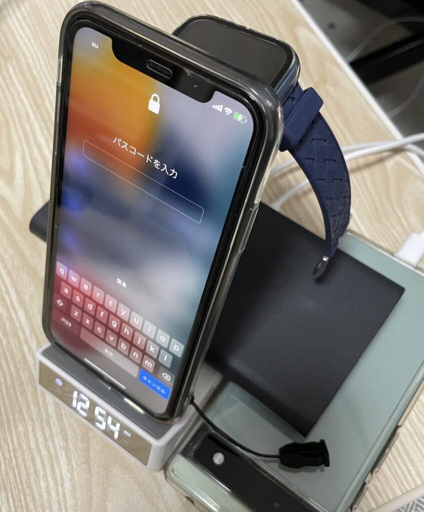 スマートフォン3台とApple Watch1台を同時充電している写真